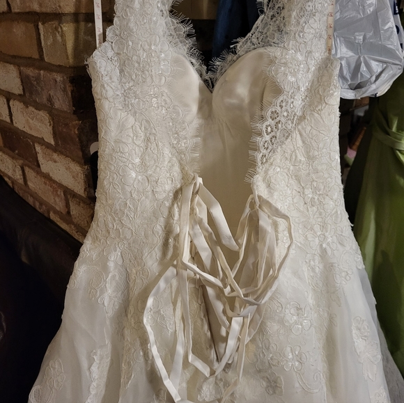 Ivory lace up wedding dress - Picture 3 of 13